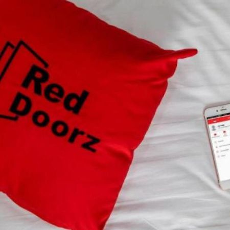 Отель Reddoorz Syariah Near Dbl Arena 2 Сурабая Экстерьер фото