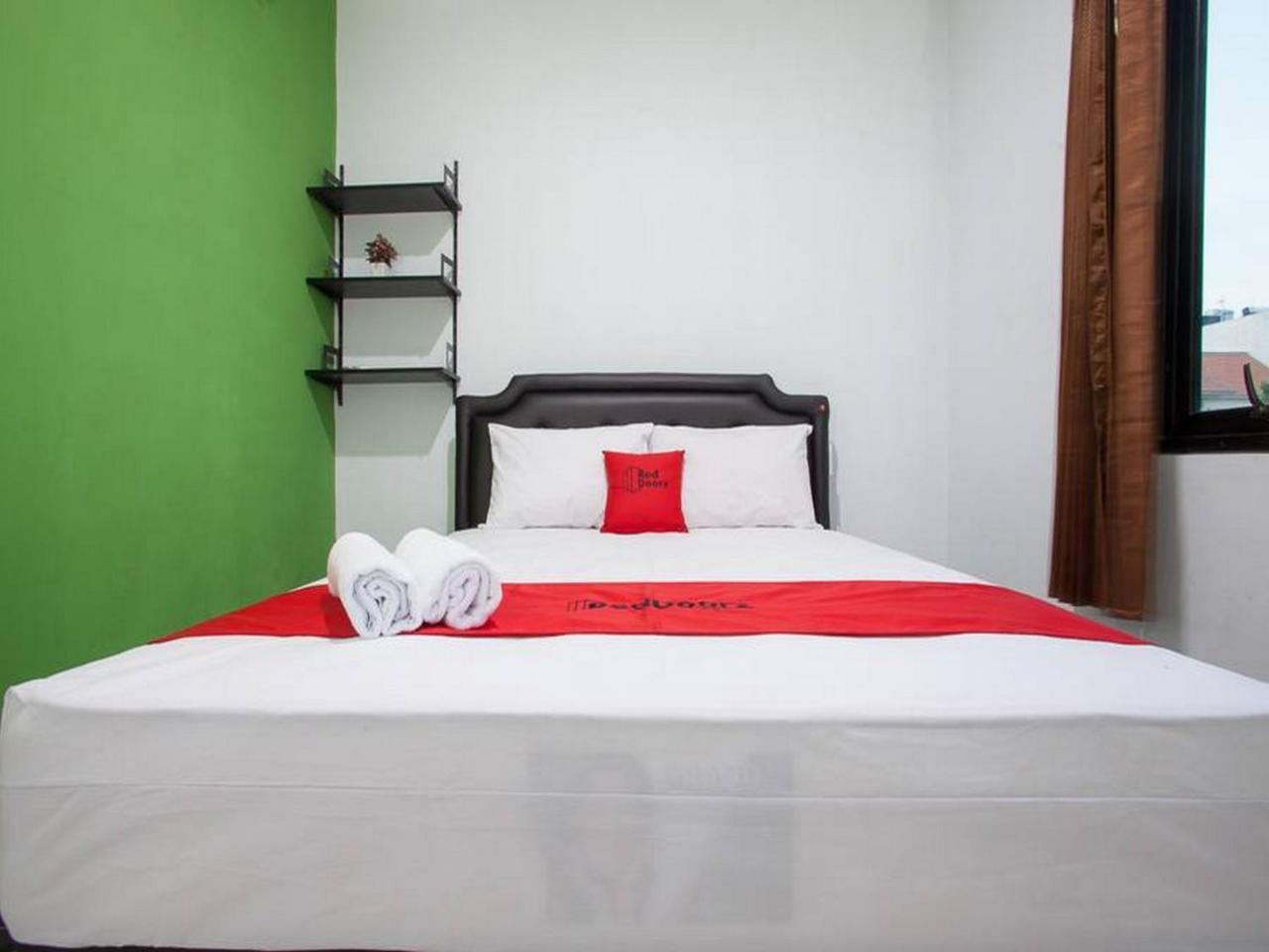 Отель Reddoorz Syariah Near Dbl Arena 2 Сурабая Экстерьер фото