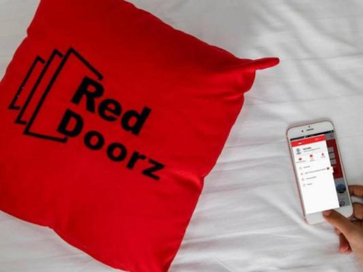 Отель Reddoorz Syariah Near Dbl Arena 2 Сурабая Экстерьер фото